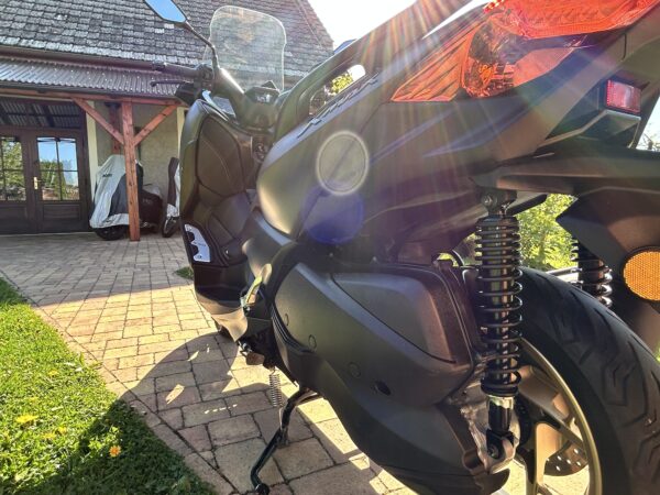 Yamaha X-Max Tech Max 300 ABS - Image 13
