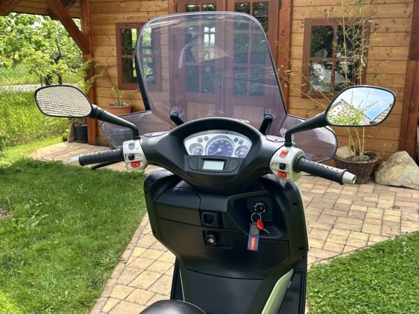 Yamaha Versity 300 - Image 12