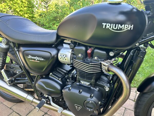 Tirumph Street Twin 900 ABS - Image 12