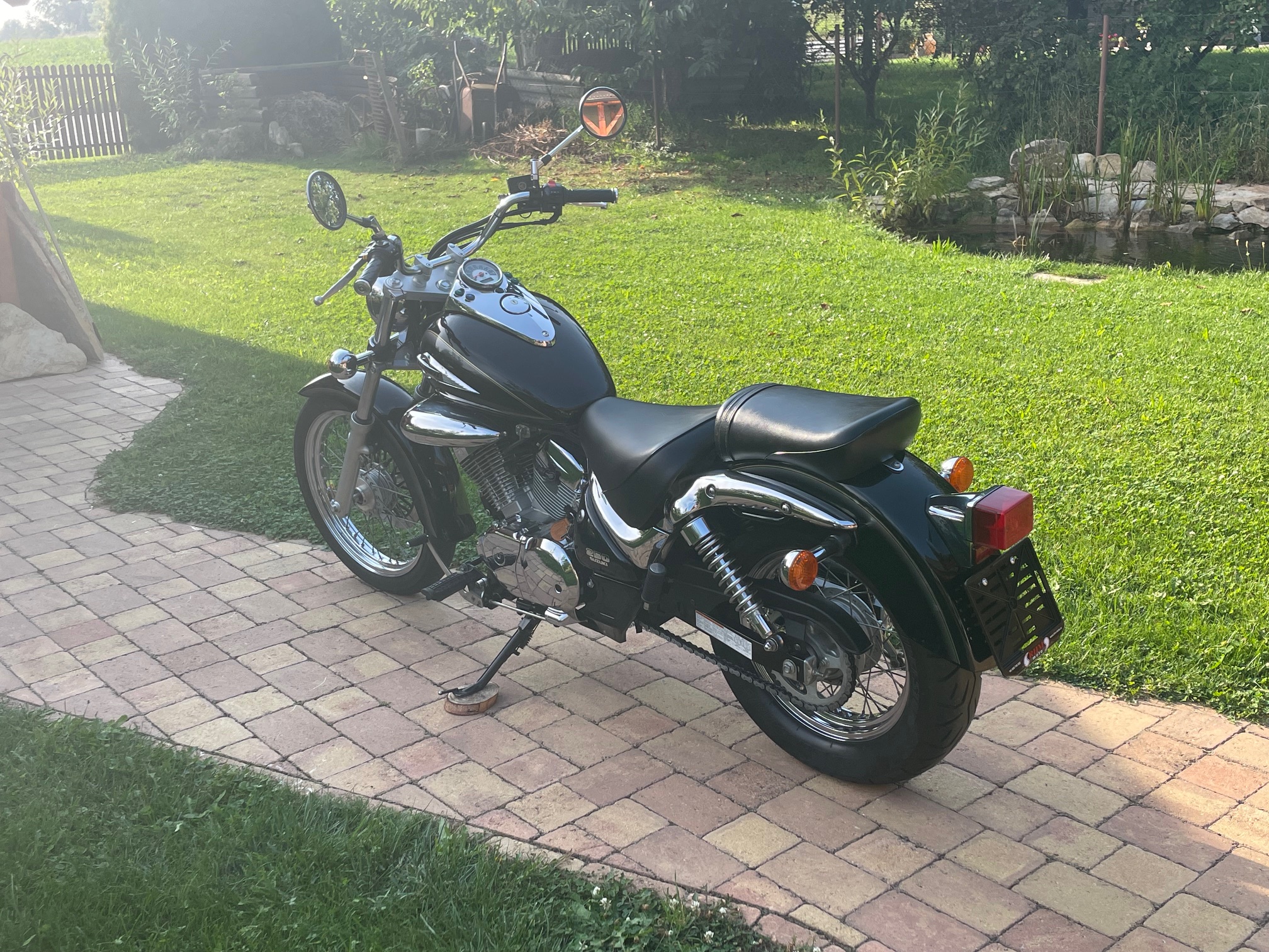 Suzuki VL 250 Intruder - Obrázek 7